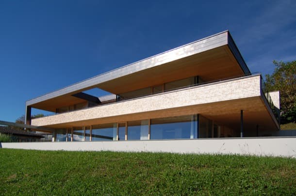 casa aislada con fachada de madera y cobre K_M Architektur