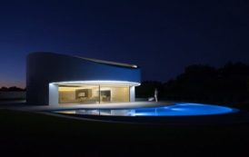 Balint House: casa minimalista con fachada de Krion