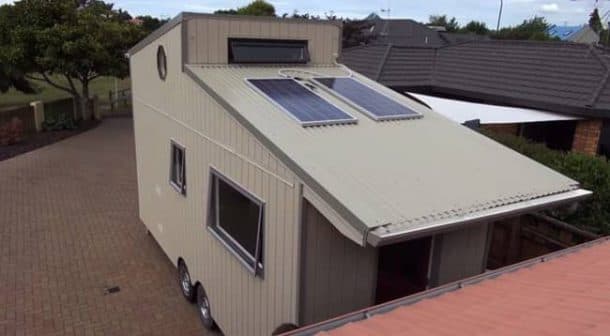 exterior casa minima Brett con paneles fotovoltaicos