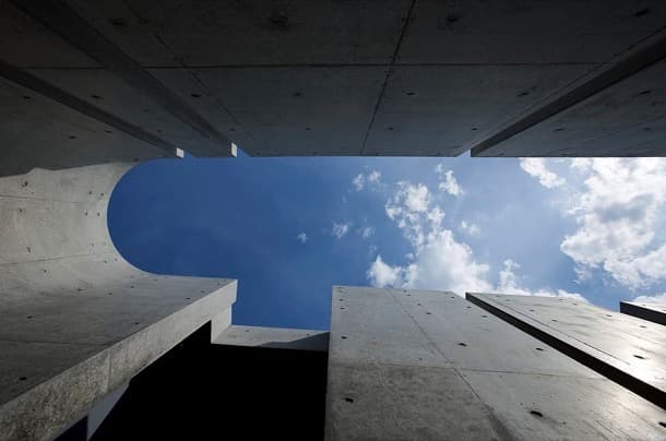Slit House: moderna vivienda con muros de hormigón