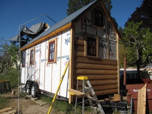 construcción cerramiento madera en una tiny house