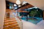 escalera madera casa lujo Singapur Fish House