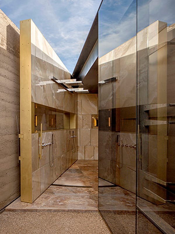 puerta duchas baño principal Desert Courtyard House