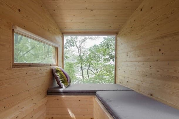 interior refugio elevado de madera