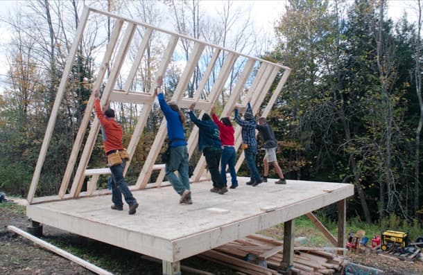 grupo levantando pared madera taller Peter King