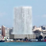 Torre del Pireo con cascada de agua