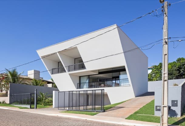 exterior de la Casa Aresta, con su impresionante fachada inclinada