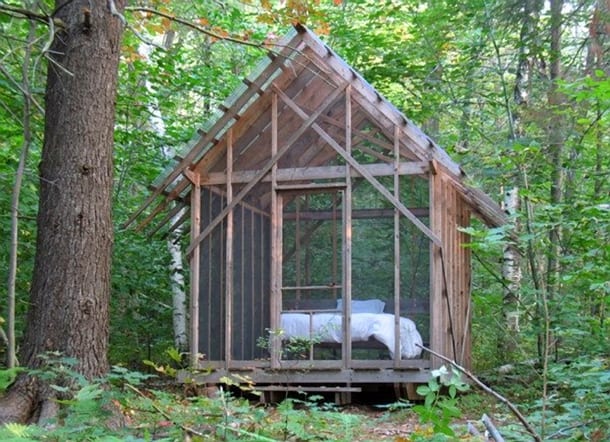 Habitación de madera para dormir en el bosque