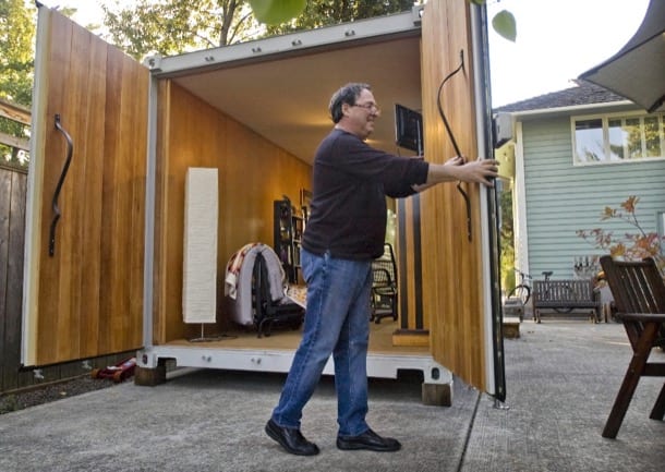 Mike Corvi abriendo las puertas ciegas de su contenedor de jardín