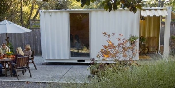 exterior de contenedor de 20 pies modificado para refugio familiar