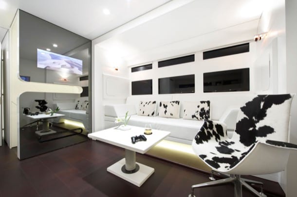 diseño de la zona de estar, con muebles blancos, y espejos