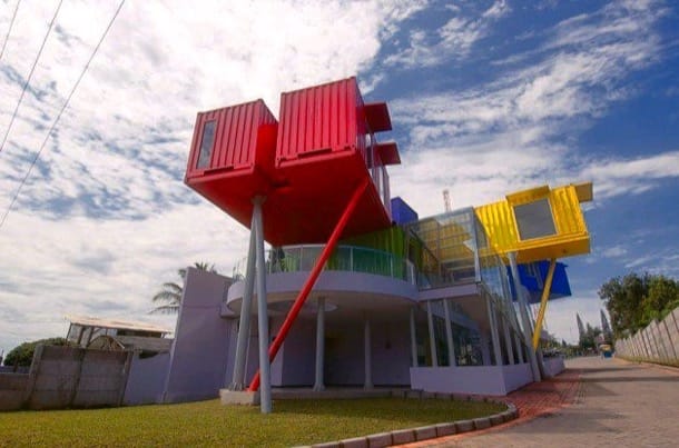 fachada de clínica y biblioteca. Contertainer.