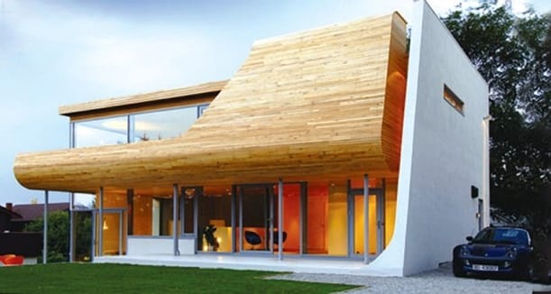fachada de madera con curvas por Tommie Wilhelmsen