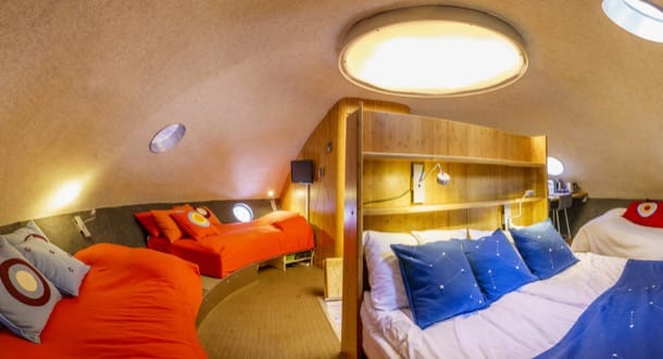 decoración y camas refugio UFO de Treehotel