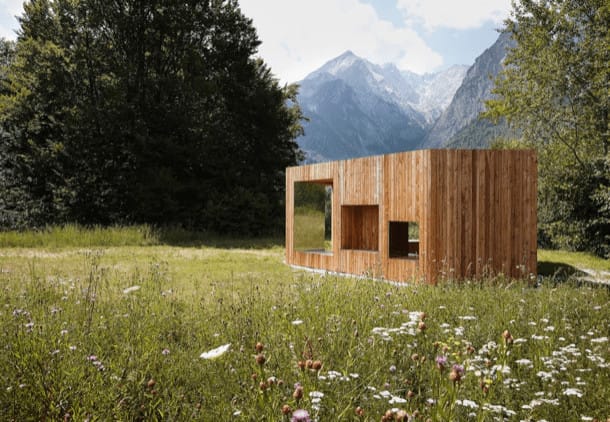 Refugio de madera con geometría irregular