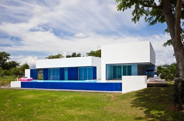 fachada a la piscina de la Casa Río Sinú