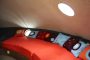 sofa curvo con cojines en UFO Treehotel