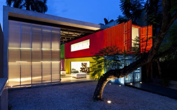 Una tienda hecha con containers, y diseñada por Marcio Kogan
