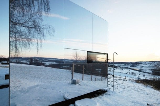 Casa Invisible prefabricada con fachada espejo