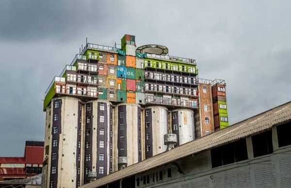 silo con contenedores de carga