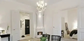 salón con chimenea piso en Estocolmo