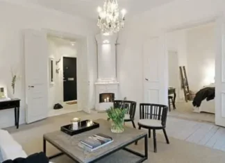 salón con chimenea piso en Estocolmo