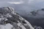 paisaje nevado con refugio en fiordo noruego
