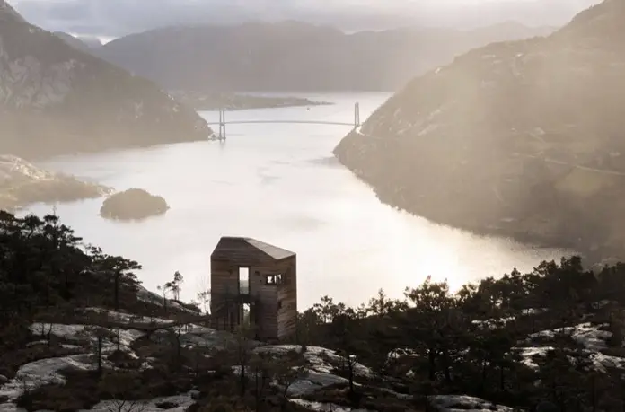 refugios sobre el fiordo Lysefjord