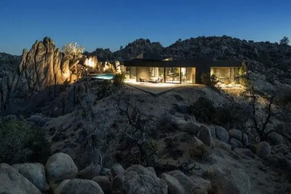 casa Black Desert House al anochecer