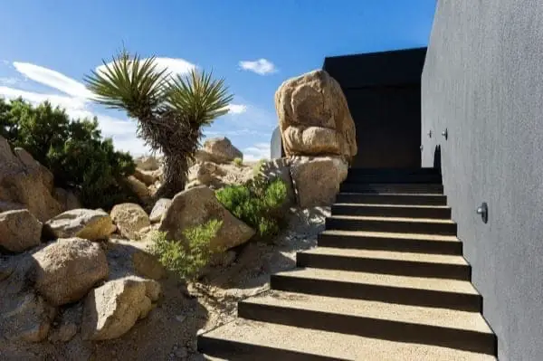 escalera exterior casa Black Desert House