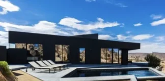 piscina negra casa Black Desert House