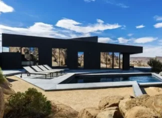 piscina negra casa Black Desert House