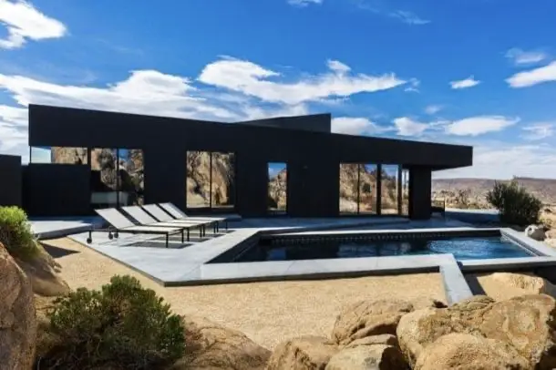 piscina negra casa Black Desert House