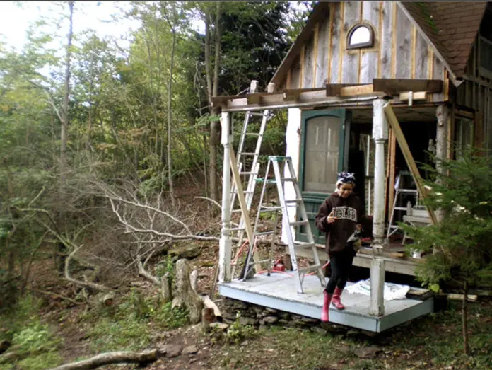 Sandy Foster reparando su cabana de madera