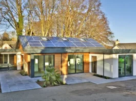 exterior casa prefabricada con energia solar