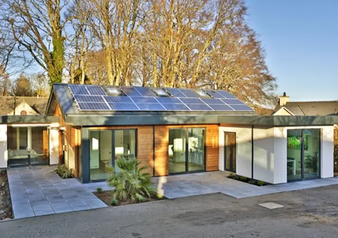 exterior casa prefabricada con energia solar
