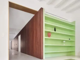 Decoración apartamento en Barcelona con pared de madera