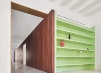 Decoración apartamento en Barcelona con pared de madera