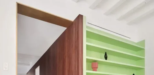 Decoración apartamento en Barcelona con pared de madera