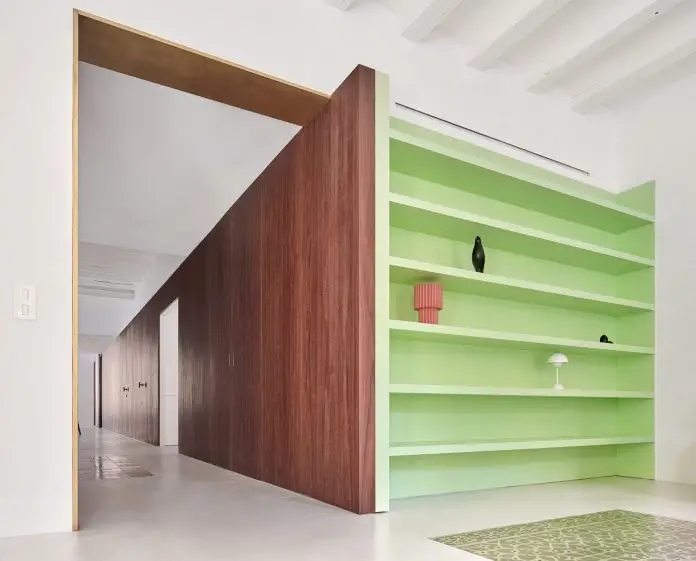 Decoración apartamento en Barcelona con pared de madera
