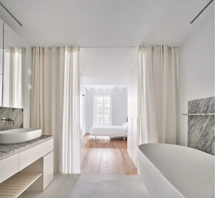 baño separado por cortinas apartamento en Barcelona