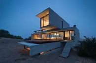 exterior Golf House de noche