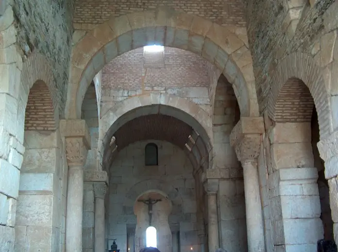 interior San Pedro de la Nave