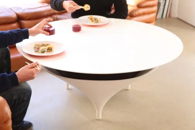 comiendo en mesa Acoustable