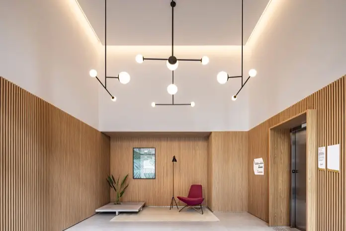 Interior de rascacielos EZ Parque da Cidade con diseño minimalista en madera.