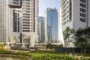 Dos rascacielos residenciales en São Paulo con jardines en primer plano.