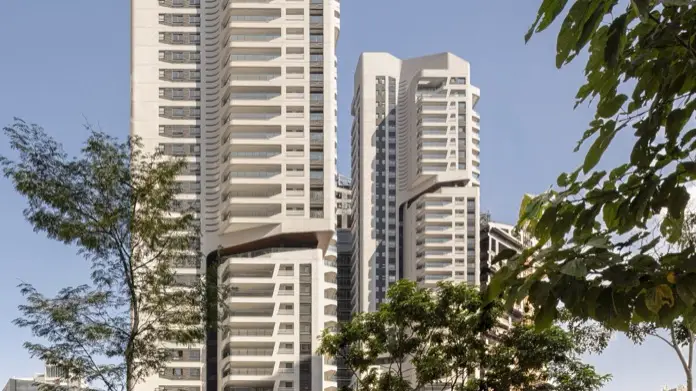 Rascacielos residenciales EZ Parque da Cidade en São Paulo, vistas entre árboles.