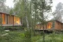 Vivienda de madera elevada entre árboles en Yngsjö.