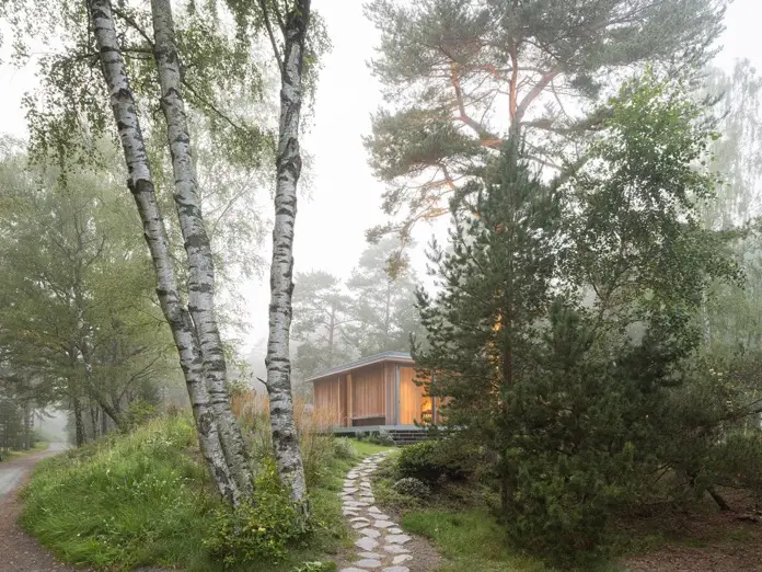 Casa moderna de madera entre pinos en Yngsjö.