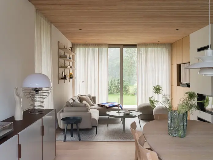 Sala de estar con madera y luz natural en casa escandinava.